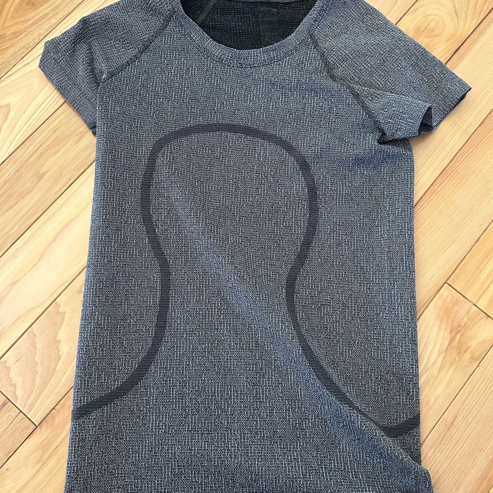 Lululemon Black/White Swiftly Tech short sleeve shirt hip length